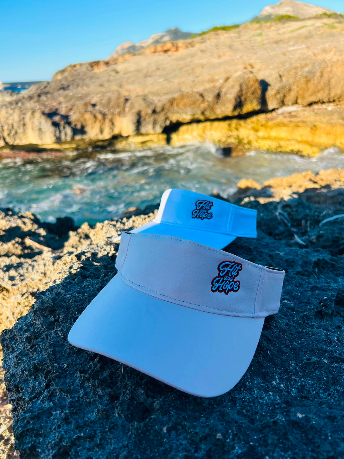 HIT AND HOPE hat Lifestyle-Detail am Meer