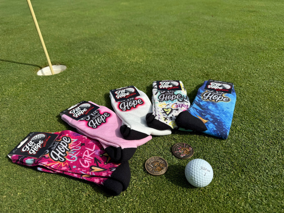 Pinkfarbene HIT AND HOPE Golfsocken auf Felsen